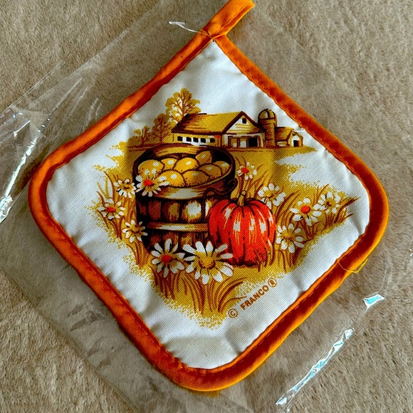 Vintage 70s Franco Quilted Pot Holder. Lovely harvest with barn - Picture 1 of 8